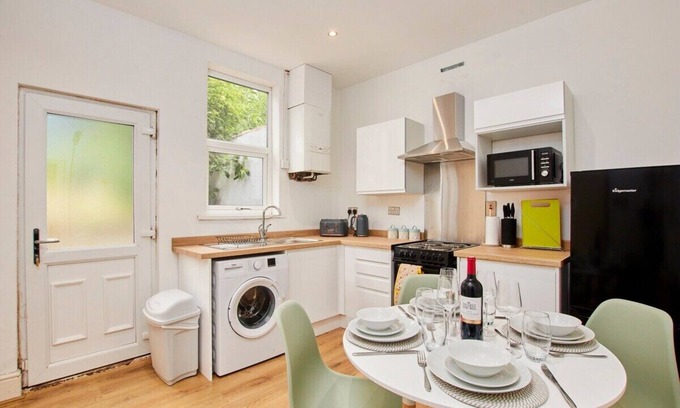 Sheffield House | This townhouse is a 2 bedroom(s), 1 bathrooms, located in South Yorkshire, England.