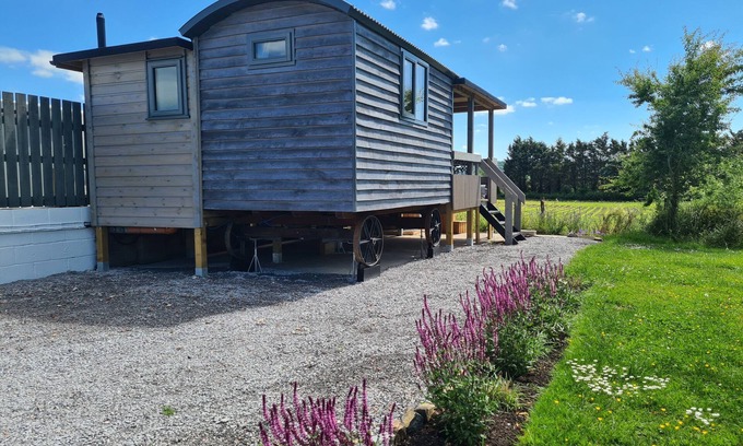 Muchelney Cottage | THORNHILLS LODGE, romantic, with hot tub in Middlezoy