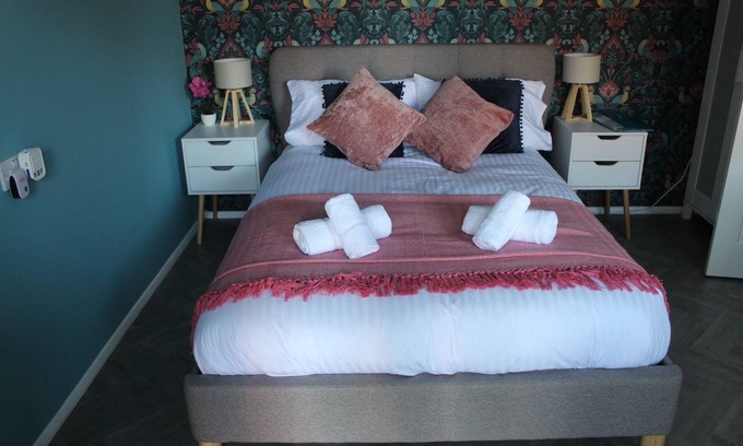 Runnymede Apartment | Thorpe Park Studio | Self-Contained + Parking