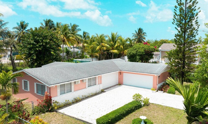 Westward Villas Subdivision House | Three bed two bath located in beautiful Nassau Bahamas