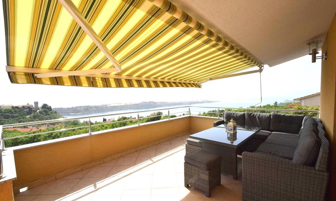 Municipality of Omisalj Apartment | Three bedroom apartment with terrace and sea view Omišalj, Krk (A-20617-b)