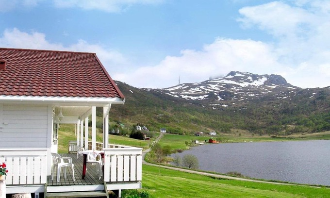 Bostad House | Three-Bedroom Holiday home in Leknes 1