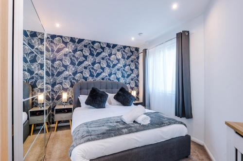 Broadheath House | Three Bedroom House close to Manchester Airport and Wythenshawe Hospital