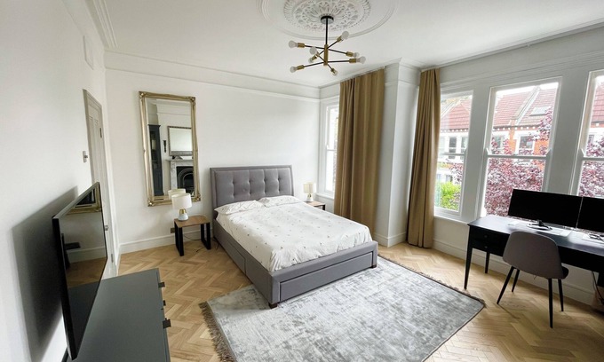 Larkhall House | Three bedroom house in Clapham