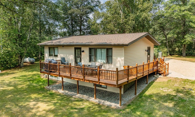 Cohasset Cottage | Three Bedroom, Two Bathroom Home on Large Private lot on the Mississippi River