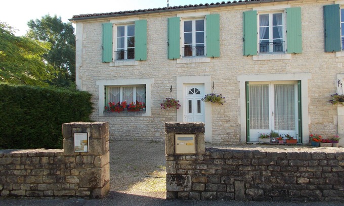 Saint-Fraigne House | Three Bedroomed Charentaise Style Gite in Village Location