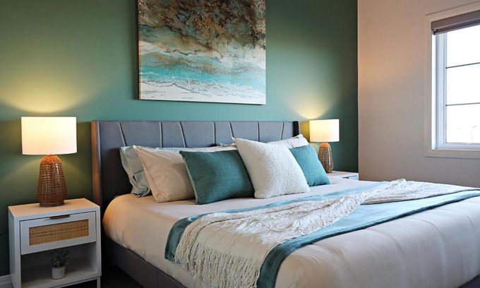 Southwest Edmonton House | Three King Beds,Central A/C,Fireplace,Park,Disney+