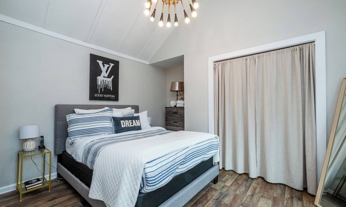 Three Oaks House | Three Oaks Unit Steps To Downtown! 2 Night Summer Min!