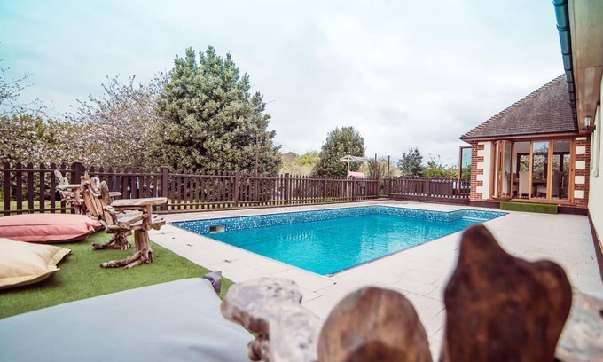 Martin House | Threeways Retreat with Heated Swimming Pool