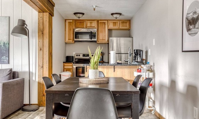 Government Camp Condo | Thunderhead Lodge: Pool & Game Room Fun Top Floor