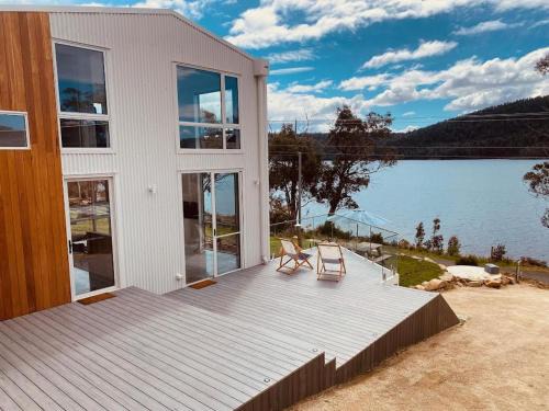Eaglehawk Neck House | Tides - Architecturally-designed holiday home