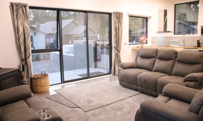 Ohakune House | Tiffany hot pool spa