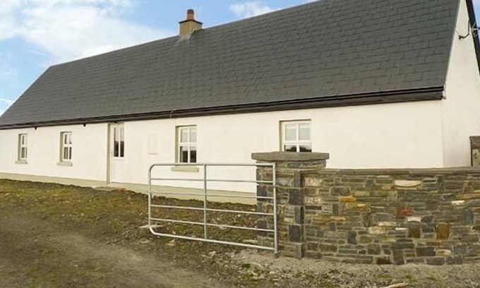 Carrigaholt Cottage | TIG FADA, pet friendly, with open fire in Kilkee, County Clare