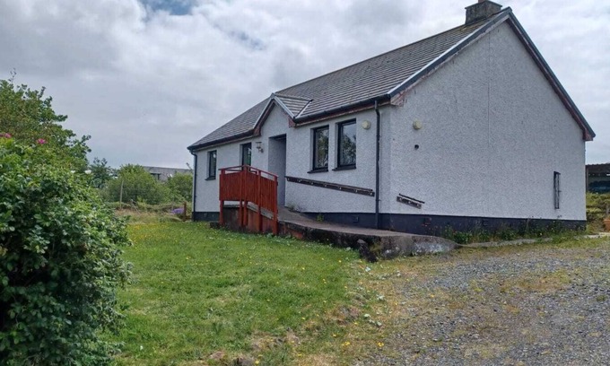 Uisken Cottage | Tigh Shee - wildlife & sunsets on your doorstep!