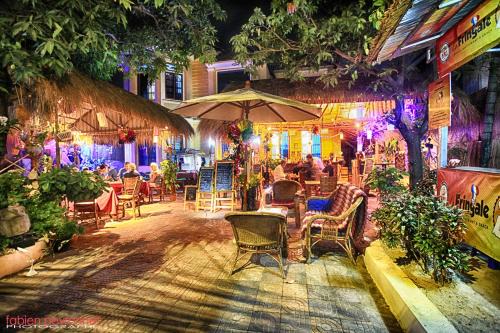 Kampot Hotel | Tiki garden