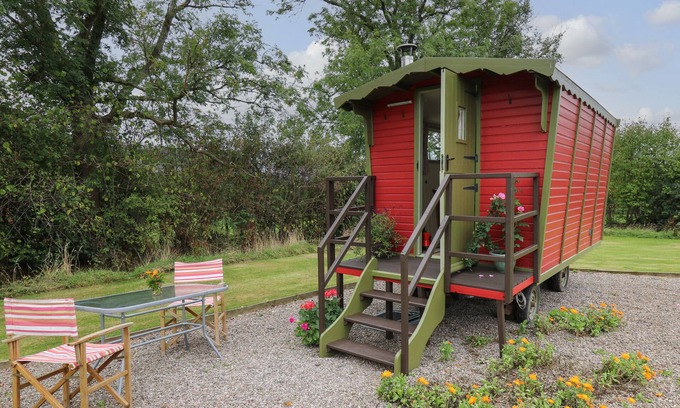 Llanfihangel Tal-y-llyn Cottage | TILLY GYPSY-STYLE CARAVAN HUT, pet friendly in Llangorse