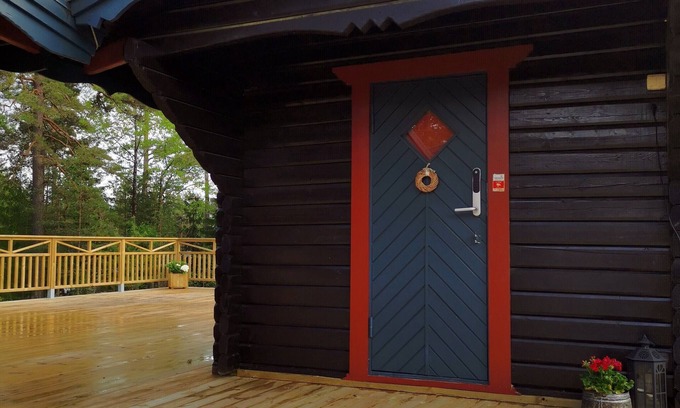 Karlstad Ski Chalet | Timber cottage 1/2 with Jacuzzi close to the Vänern