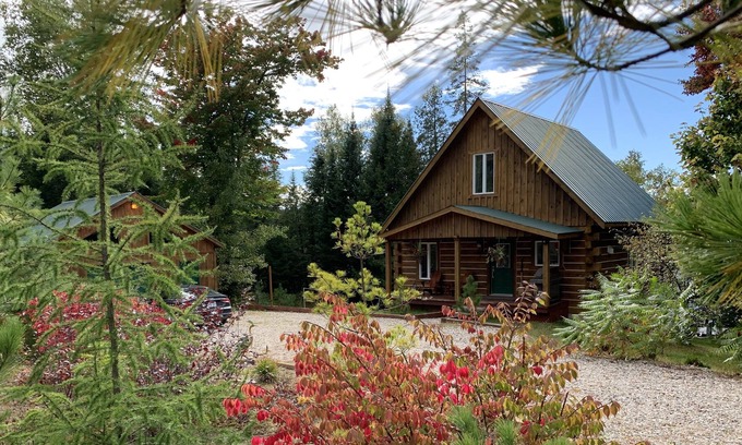 Blue Sea Cottage | Timber cottage with hot tub & sauna. Chalet de bois timber avec spa & sauna.