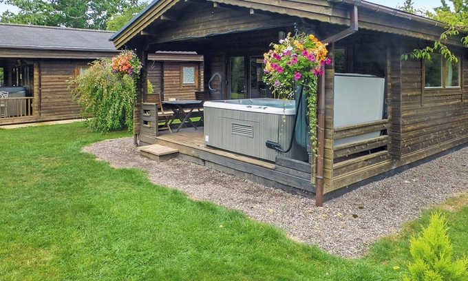Cullompton Ski Chalet | Timber lodge with one double and one twin.