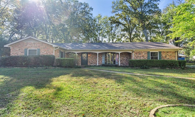 Longview House | Timber View Retreat-Large 4 BR close to shopping & restaurants in NE Longview