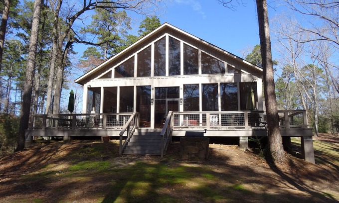 Center Cabin | Timberview Lodge - Wooded East Texas views