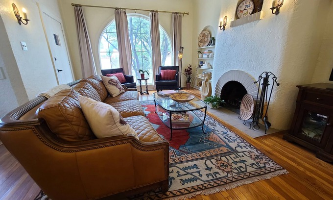 Sam Hughes House | Timeless Elegance ~ 1920's Sam Hughes Casita Mariposa ~ Walk to UA! Parking