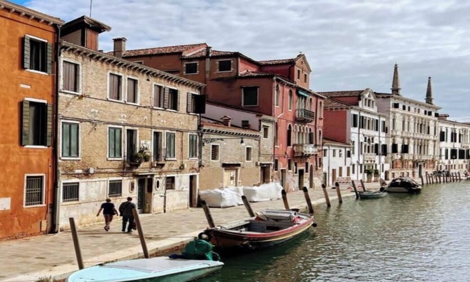 Santa Croce Apartment | Timeless Elegance with Canal Views in Cannaregionnnnnnn