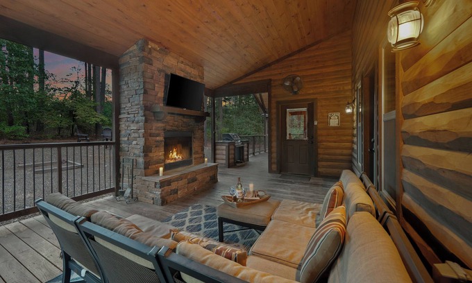 Hochatown Cabin | Timeless Romantic Cabin in Hochatown with Cozy Double-Sided Fireplace