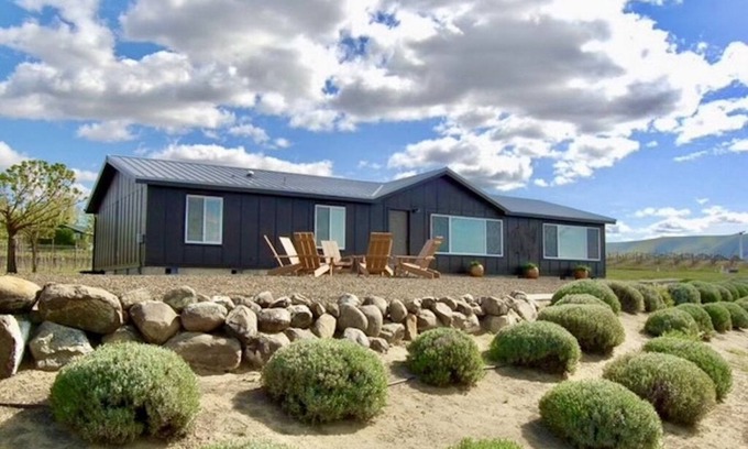 Benton City House | Tinte Red Mountain Retreat: Wine Country home nestled in the vineyards