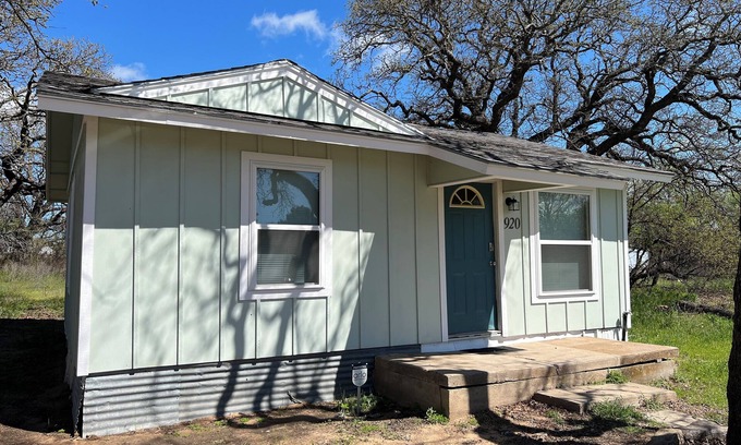 Clyde Cabin | Tiny cabin 15 mins outside Abilene, TX. Quiet Country feel, close to amenities.