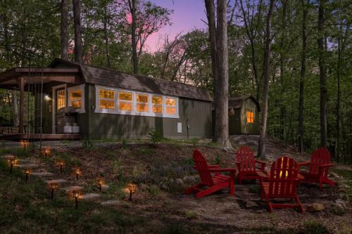 Great Cacapon Apartment | Tiny Cabin w Fire Pit Game Room and Dog Friendly