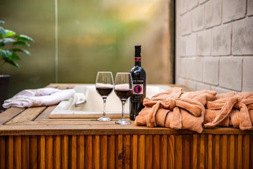 Ribanceira House | Tiny House com Banheira Privativa, Deck no Jardim com Rede Suspensa sobre o Riacho e Lareira Externa em Meio à Natureza