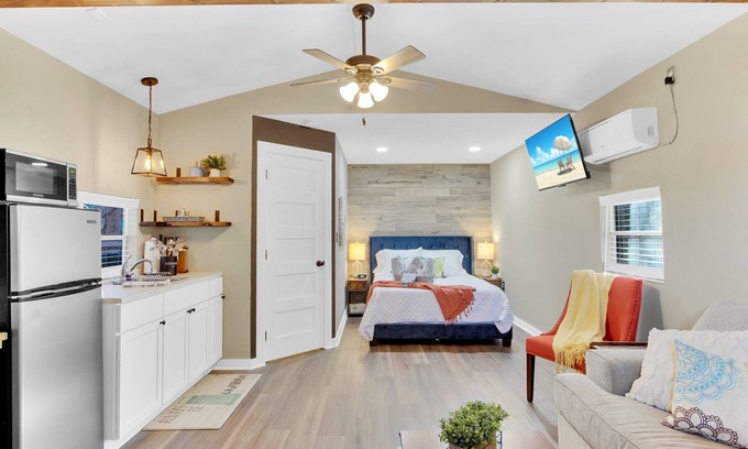 San Marcos House | Tiny House - Cozy and Clean - close to Stadium, Texas State & Floating SM River