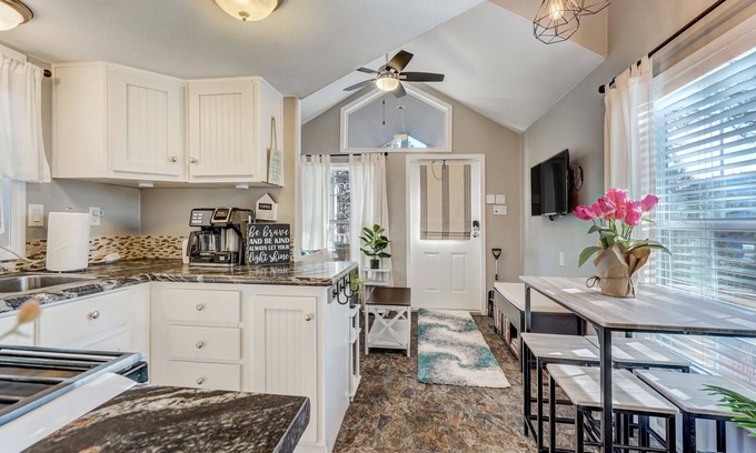 Woodland Park Ski Chalet | Tiny House | Pet-Friendly | Pikes Peak Views