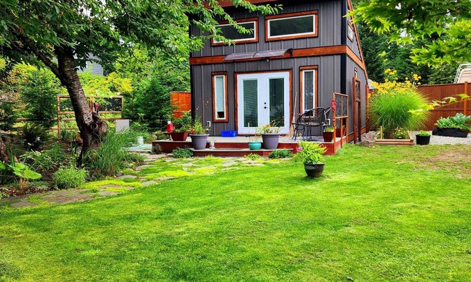 Campbell River House | Tiny House with HOT TUB!nPerfect for a getaway!nNear golf, fishing & hiking!nn