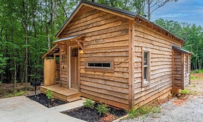 Milledgeville Cabin | Tiny House with Fireplace, Tub & Shower Near Milledgeville Colleges