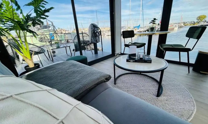 Zeewolde Boat Rental | Tiny houseboat near the restaurants and the center