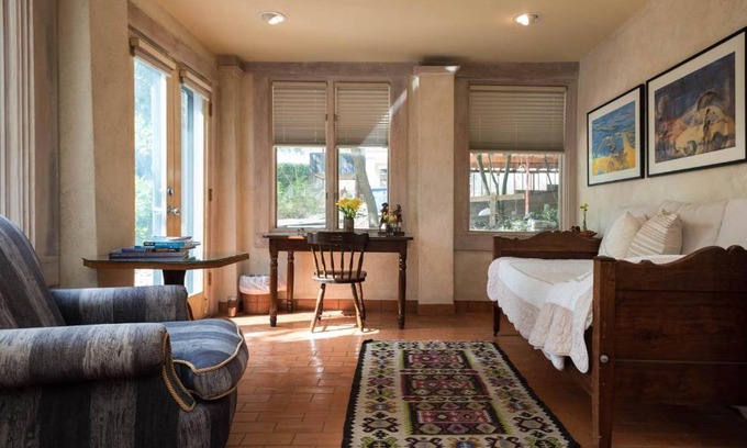 Clarksville Apartment | Tiny Tasteful 1 - Downtown