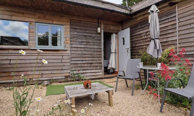 Blandford Forum Cottage | TINY WILLOW, pet friendly, with a garden in Child Okeford