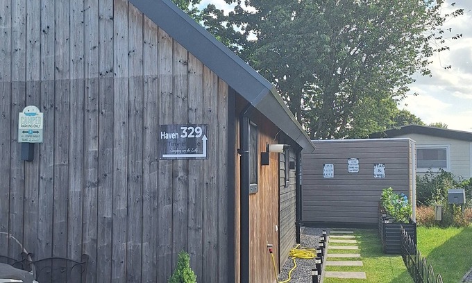 Lathum Ski Chalet | Tinyhouse/chalet at the Rhederlaagse Meren vacation park in NL-Lathum by the lake
