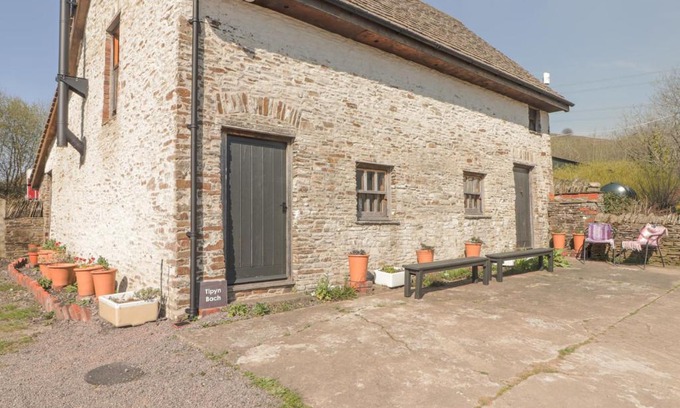 Bedwas Trethomas & Machen House | Tipyn Bach