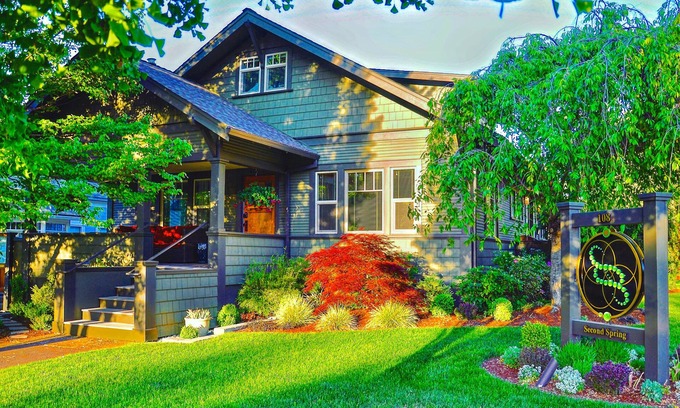 Historic Downtown District Apartment | Titania - Second Spring Property 1-3 Bedroom Luxury Rentals In Downtown Ashland