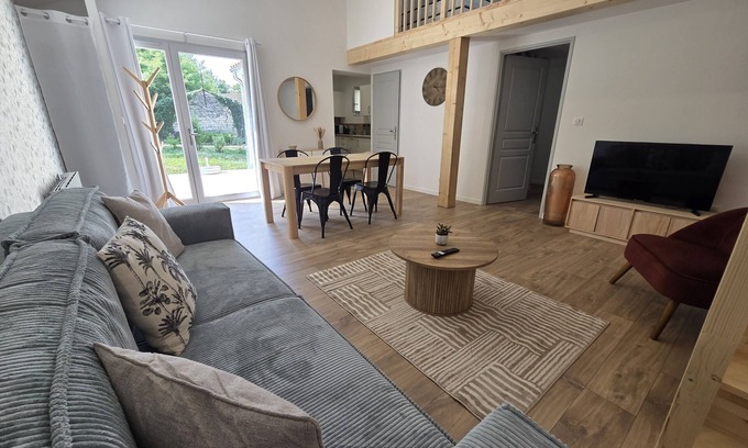 Chateauneuf-sur-Charente House | To the sound of water on the stage right