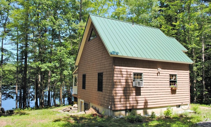 Nobleboro House | Tobinest - A loved family cottage with beautiful views of Damariscotta Lake