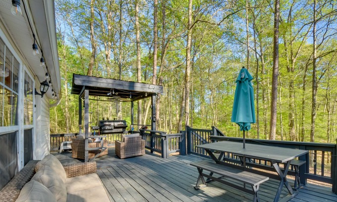 Toccoa Cottage | Toccoa Vacation Rental w/ Game Room & Boat Dock!