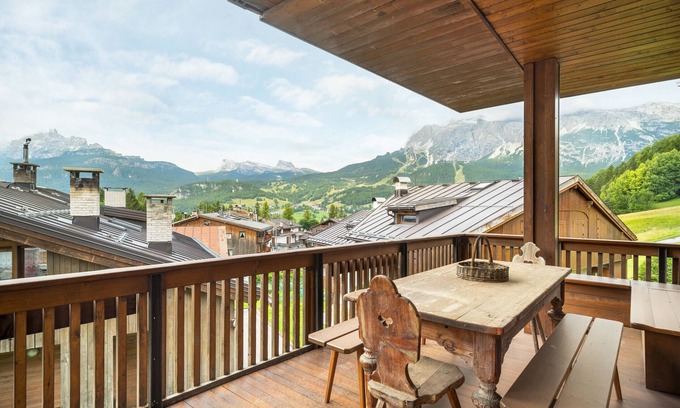 Cortina d'Ampezzo Apartment | Tofane View Apartment with Terrace R&R
