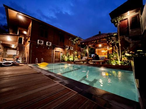 Dinoyo Villa | Tomohon Private Pool Villa Batu