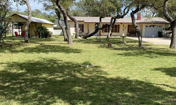 Rockport House | Tony's Coastal Cottage: Dog Friendly & Lrg. Privacy Fenced Backyard! Quiet area