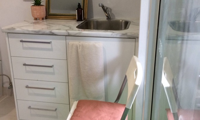 Toorak Cabin | Toorak pristine central area pool, minutes to transport, shops, services.