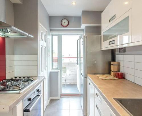 South Camberwell Apartment | Top Floor 1 Bedroom Apartment with views over London